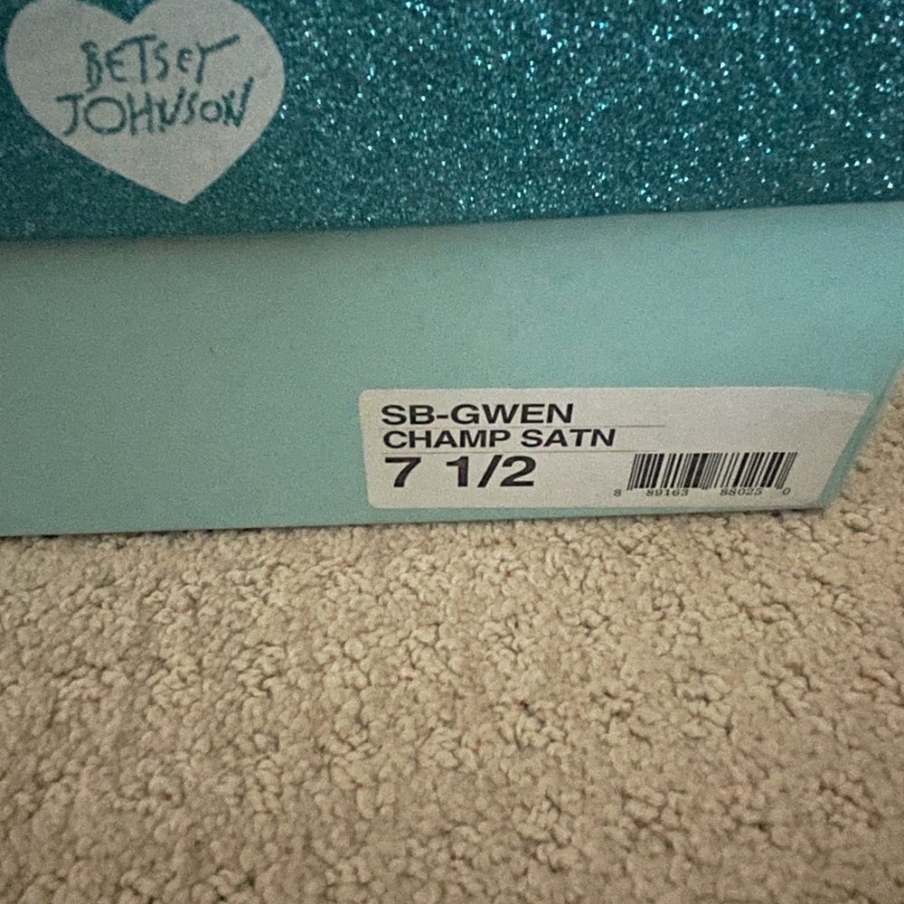 Betsey Johnson champagne satin 4” heel size 7 1/2
